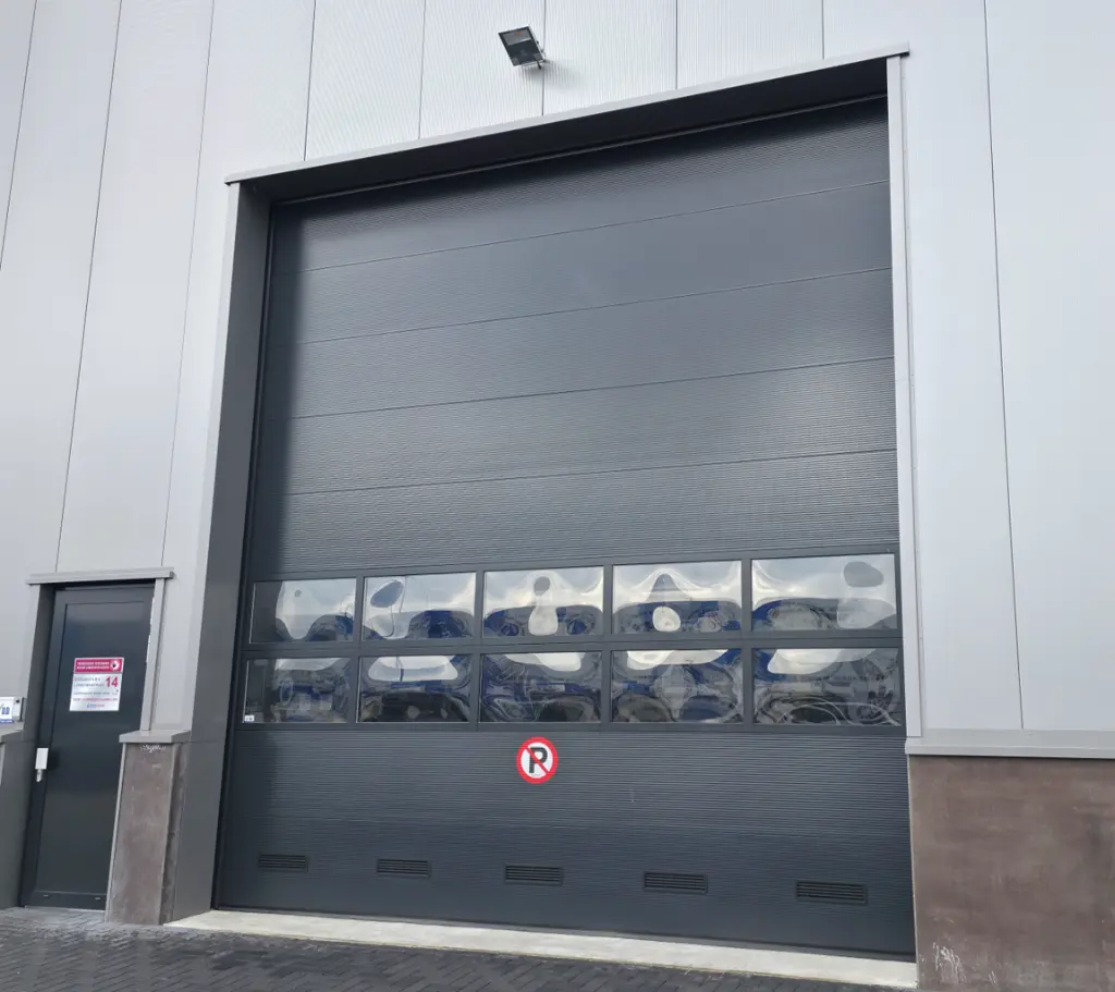 Sectionaaldeur SBT systems pand Steelboys.webp